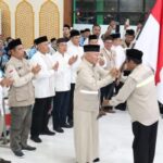 Gubernur H. Muhidin melepas keberangkatan jemaah haji kelompok terbang (kloter) pertama Embarkasi Banjarmasin (BDJ) di Asrama Haji Banjarbaru. Foto-dok. MC Kalsel