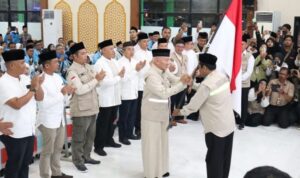 Gubernur H. Muhidin melepas keberangkatan jemaah haji kelompok terbang (kloter) pertama Embarkasi Banjarmasin (BDJ) di Asrama Haji Banjarbaru. Foto-dok. MC Kalsel