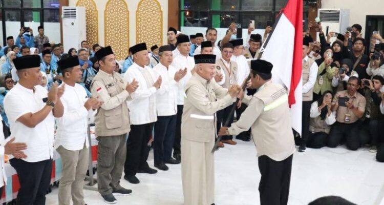 Gubernur H. Muhidin melepas keberangkatan jemaah haji kelompok terbang (kloter) pertama Embarkasi Banjarmasin (BDJ) di Asrama Haji Banjarbaru. Foto-dok. MC Kalsel