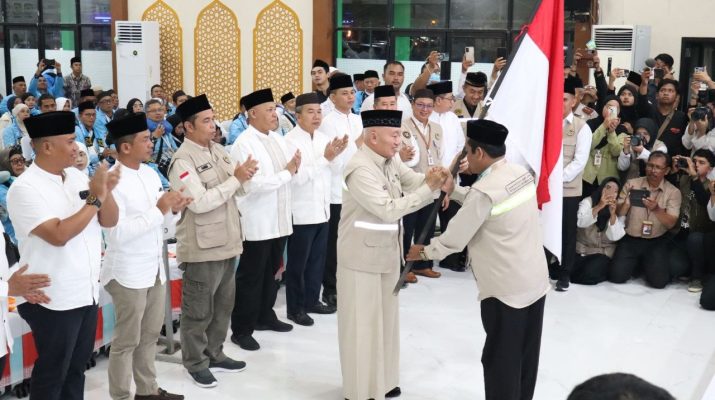 Gubernur H. Muhidin melepas keberangkatan jemaah haji kelompok terbang (kloter) pertama Embarkasi Banjarmasin (BDJ) di Asrama Haji Banjarbaru. Foto-dok. MC Kalsel