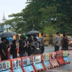 Polresta Banjarmasin memberikan pengawalan terkait dengan aksi Damai Kamisan di simpang 4 Jembatan Merdeka, Banjarmasin Tengah. Foto-Istimewa.