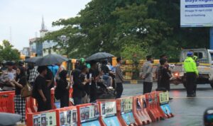 Polresta Banjarmasin memberikan pengawalan terkait dengan aksi Damai Kamisan di simpang 4 Jembatan Merdeka, Banjarmasin Tengah. Foto-Istimewa.