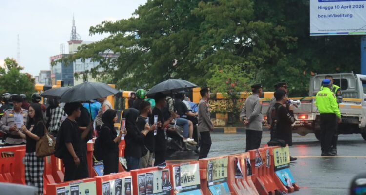 Polresta Banjarmasin memberikan pengawalan terkait dengan aksi Damai Kamisan di simpang 4 Jembatan Merdeka, Banjarmasin Tengah. Foto-Istimewa.