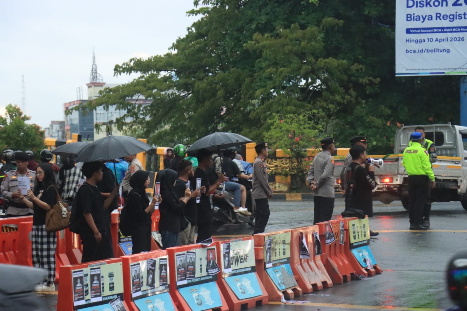 Polresta Banjarmasin memberikan pengawalan terkait dengan aksi Damai Kamisan di simpang 4 Jembatan Merdeka, Banjarmasin Tengah. Foto-Istimewa.