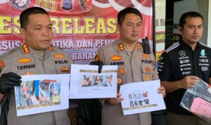 WhatsApp Image 2026-04-07 at 14.44.33 Plh Kapolresta Banjarmasin, Kombes Pol Timbul Rein Krisman Siregar (kiri) pada Jumpa Pers di halaman Mapolresta Banjarmasin. Foto-Banjarupdate/Amrullah