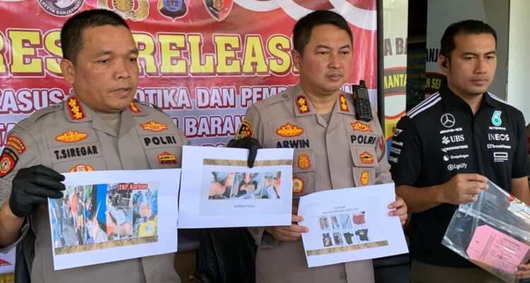 Plh Kapolresta Banjarmasin, Kombes Pol Timbul Rein Krisman Siregar (kiri) pada Jumpa Pers di halaman Mapolresta Banjarmasin. Foto-Banjarupdate/Amrullah