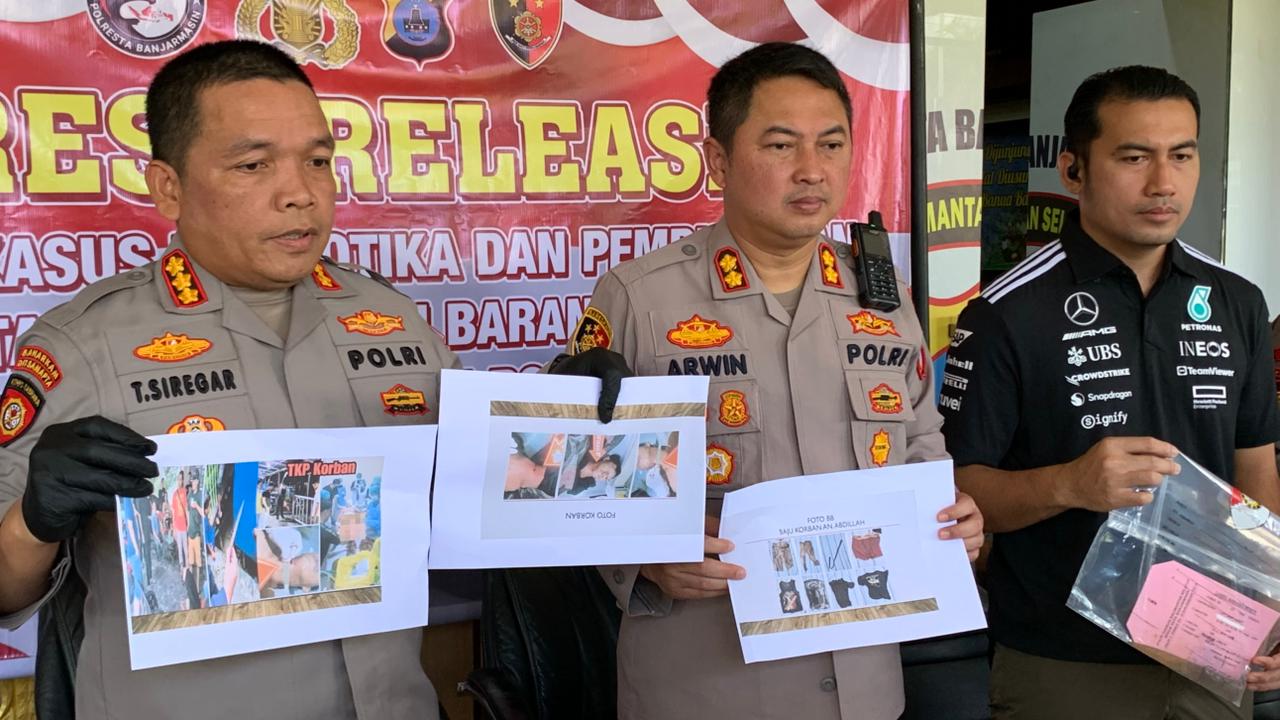Plh Kapolresta Banjarmasin, Kombes Pol Timbul Rein Krisman Siregar (kiri) pada Jumpa Pers di halaman Mapolresta Banjarmasin. Foto-Banjarupdate/Amrullah