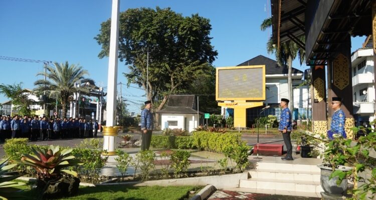 Walikota Banjarmasin, Muhammad Yamin memimpin Apel Kesadaran Nasional Korpri di Halaman Balai Kota Banjarmasin. Foto-Istimewa.