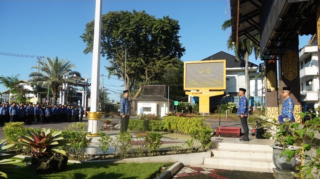 Walikota Banjarmasin, Muhammad Yamin memimpin Apel Kesadaran Nasional Korpri di Halaman Balai Kota Banjarmasin. Foto-Istimewa.