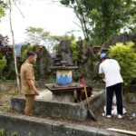 Walikota Banjarmasin, Muhammad Yamin melakukan bersih-bersih di kawasan Taman Edukasi dan Rekreasi Banjarmasin di Jalan Jahri Saleh, Banjarmasin Utara, Selasa (28/04). Foto-Istimewa.