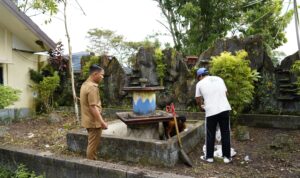 Walikota Banjarmasin, Muhammad Yamin melakukan bersih-bersih di kawasan Taman Edukasi dan Rekreasi Banjarmasin di Jalan Jahri Saleh, Banjarmasin Utara, Selasa (28/04). Foto-Istimewa.