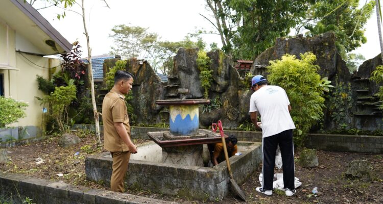 Walikota Banjarmasin, Muhammad Yamin melakukan bersih-bersih di kawasan Taman Edukasi dan Rekreasi Banjarmasin di Jalan Jahri Saleh, Banjarmasin Utara, Selasa (28/04). Foto-Istimewa.