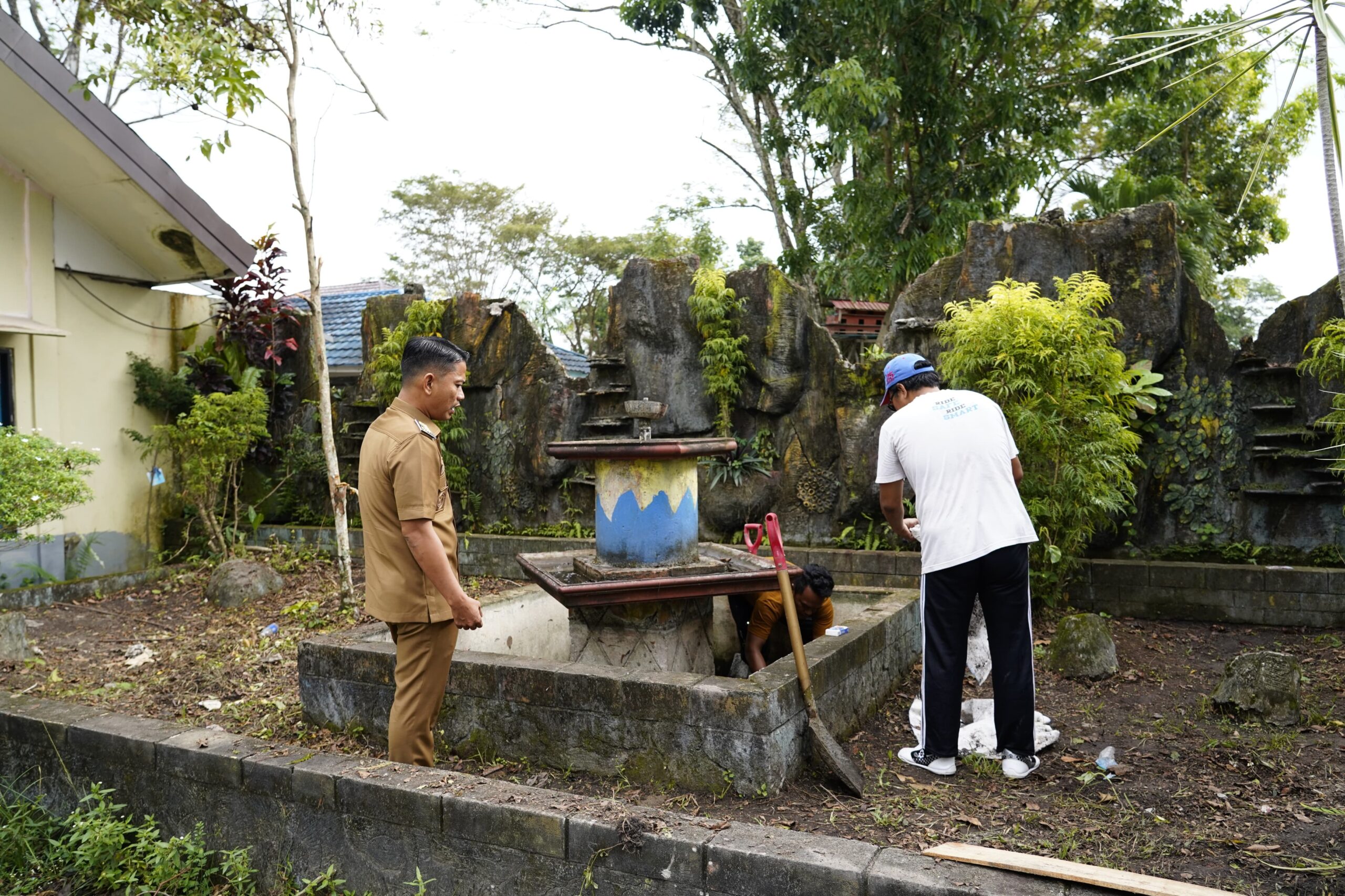Walikota Banjarmasin, Muhammad Yamin melakukan bersih-bersih di kawasan Taman Edukasi dan Rekreasi Banjarmasin di Jalan Jahri Saleh, Banjarmasin Utara, Selasa (28/04). Foto-Istimewa.