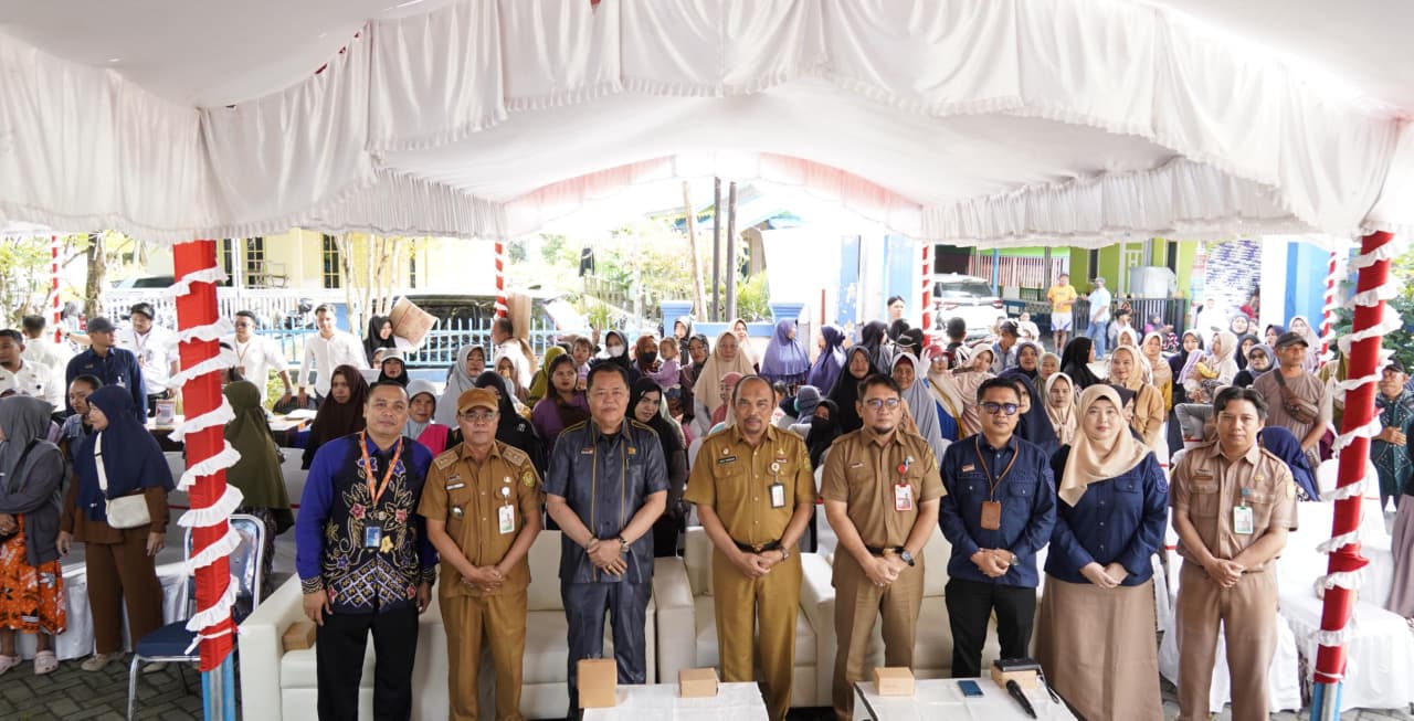 Perumda Pasar Banjarmasin menggelar pasar murah perdana tahun 2026 di Kelurahan Mantuil Kecamatan Banjarmasin Selatan, Selasa (28/04). Foto-Istimewa.