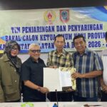 Tim mandat menyerahkan berkas pencalonan Hasnuryadi Sulaiman ke Sekretariat KONI Kalsel. Foto-dok. MC Kalsel