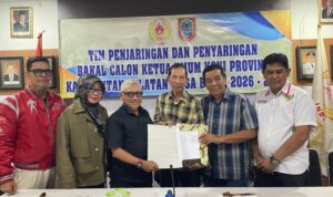 Tim mandat menyerahkan berkas pencalonan Hasnuryadi Sulaiman ke Sekretariat KONI Kalsel. Foto-dok. MC Kalsel
