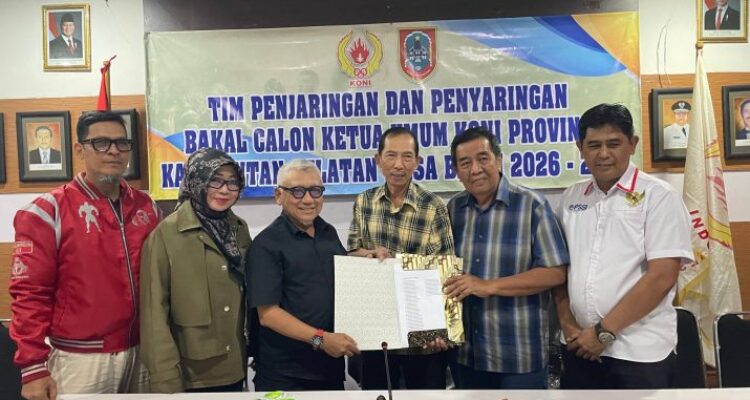 Tim mandat menyerahkan berkas pencalonan Hasnuryadi Sulaiman ke Sekretariat KONI Kalsel. Foto-dok. MC Kalsel
