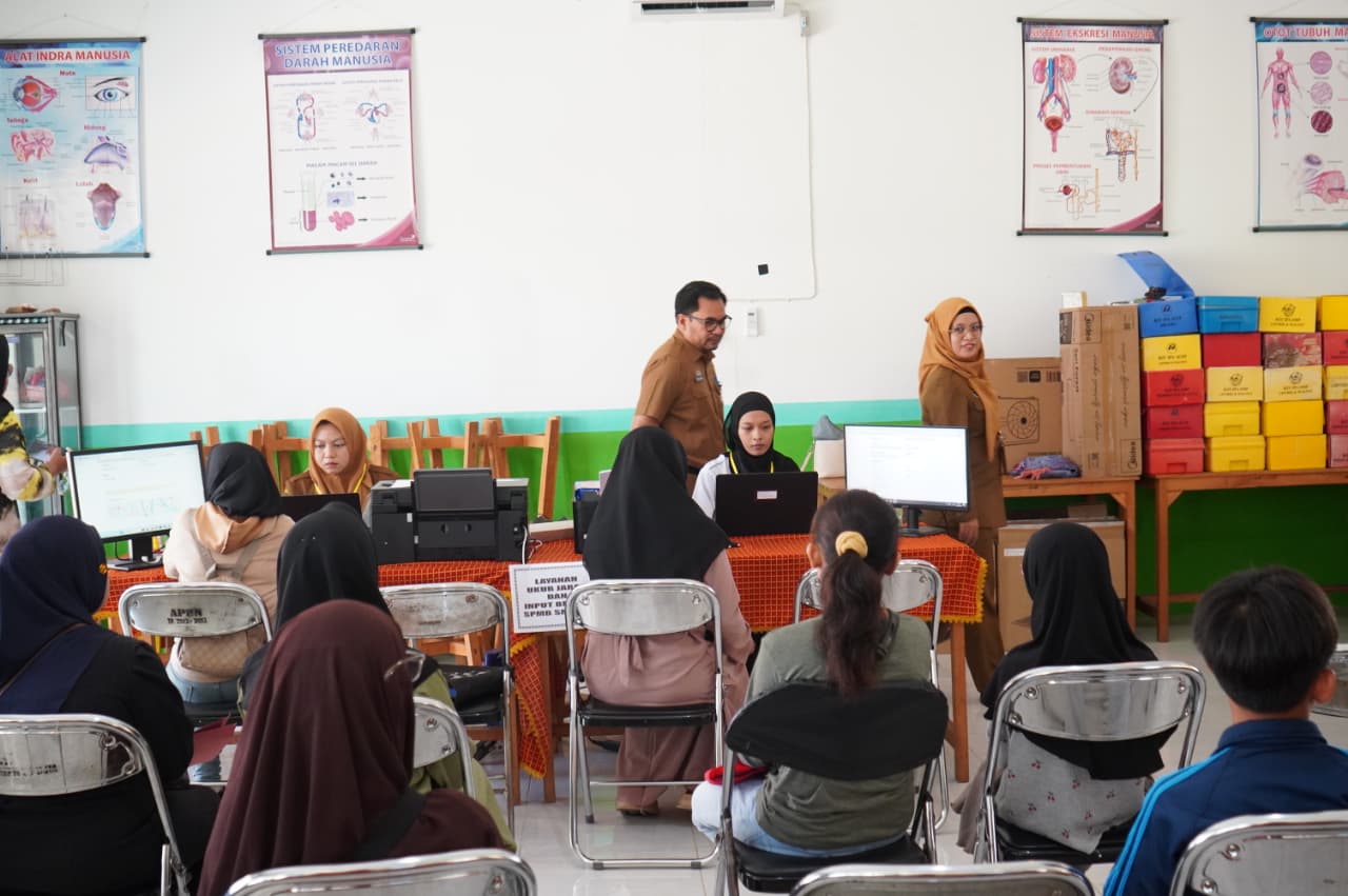 Kadisdik Banjarmasin bersama jajaran pantau Pelaksanaan Seleksi Penerimaan Murid Baru (SPMB) tingkat SMP di Kota Banjarmasin. Foto-El Muhammad