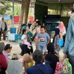 Puluhan anak didampingi orang tua mereka antusias menyimak cerita yang dibawakan pendongeng. Foto-El Muhammad