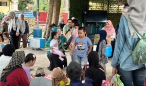 Puluhan anak didampingi orang tua mereka antusias menyimak cerita yang dibawakan pendongeng. Foto-El Muhammad Puluhan anak didampingi orang tua mereka antusias menyimak cerita yang dibawakan pendongeng. Foto-El Muhammad