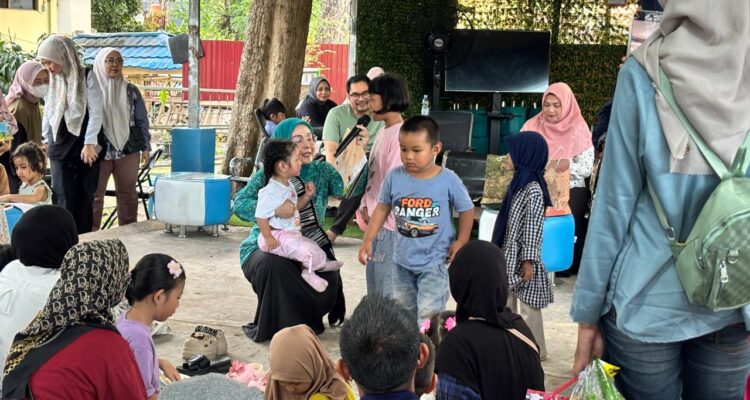 Puluhan anak didampingi orang tua mereka antusias menyimak cerita yang dibawakan pendongeng. Foto-El Muhammad