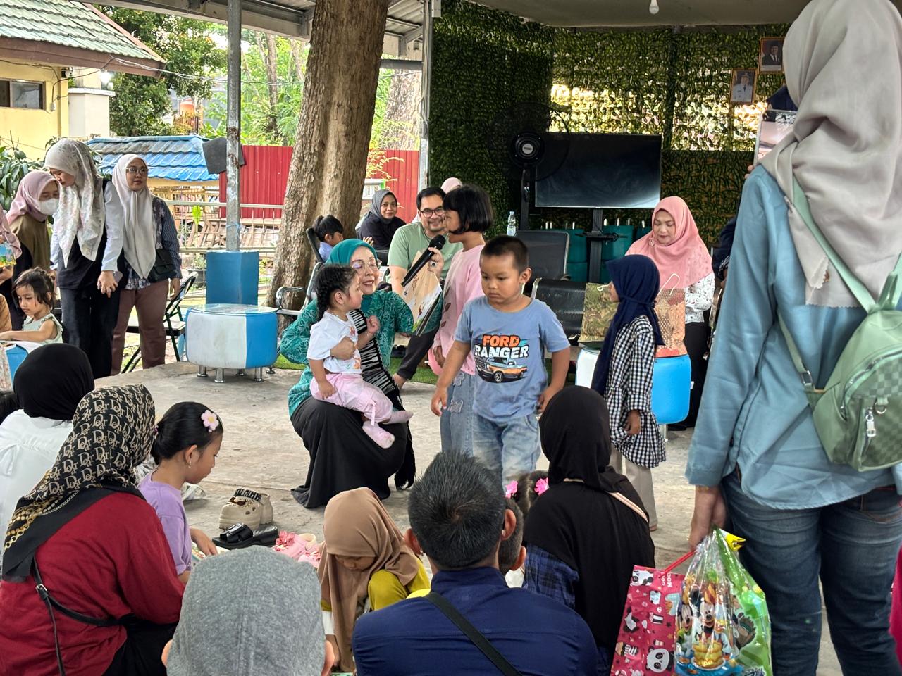 Puluhan anak didampingi orang tua mereka antusias menyimak cerita yang dibawakan pendongeng. Foto-El Muhammad