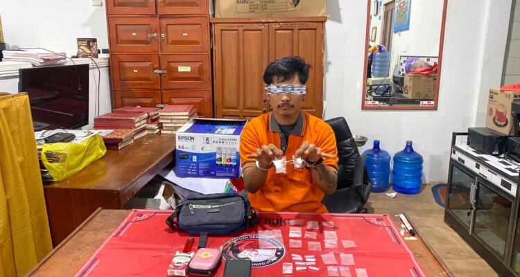 Satresnarkoba Polres Barito Utara mengamankan seorang pria berinisial AS (29) beserta barang bukti narkoba jenis sabu di Jalan Negara Km 18, RT 009, RW 000, Kecamatan Teweh Baru. Foto: Humas Polres Barut