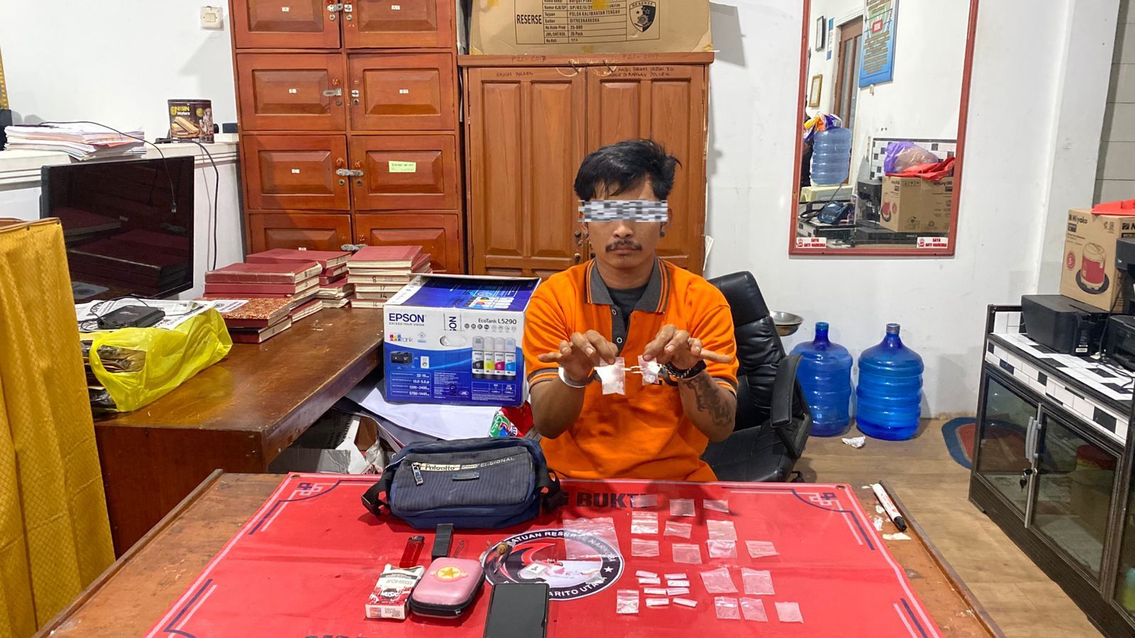 Satresnarkoba Polres Barito Utara mengamankan seorang pria berinisial AS (29) beserta barang bukti narkoba jenis sabu di Jalan Negara Km 18, RT 009, RW 000, Kecamatan Teweh Baru. Foto: Humas Polres Barut