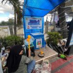 Masyarakat itu diduga digunakan tidak sesuai peruntukannya mencuci wadah dan peralatan jualan setelah kegiatan di panggung Balai Kota di Fasilitas kran air minum gratis milik PAM Bandarmasih. Foto-El Muhammad