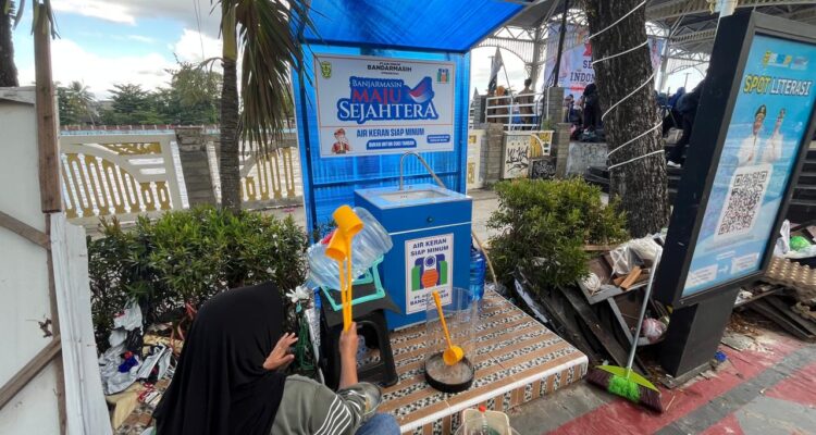 Masyarakat itu diduga digunakan tidak sesuai peruntukannya mencuci wadah dan peralatan jualan setelah kegiatan di panggung Balai Kota di Fasilitas kran air minum gratis milik PAM Bandarmasih. Foto-El Muhammad