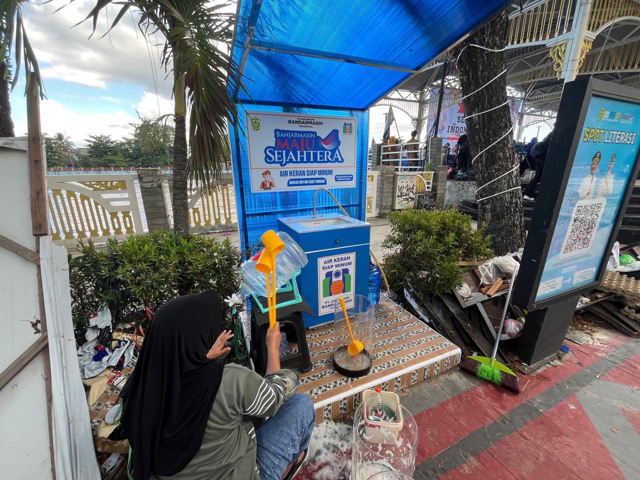 Masyarakat itu diduga digunakan tidak sesuai peruntukannya mencuci wadah dan peralatan jualan setelah kegiatan di panggung Balai Kota di Fasilitas kran air minum gratis milik PAM Bandarmasih. Foto-El Muhammad