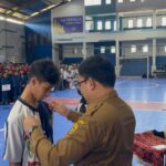 Kepala Disdik Banjarmasin, Ryan Utama simbolis Pengalungan Kartu Peserta. Foto-El Muhammad