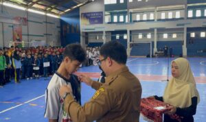 Kepala Disdik Banjarmasin, Ryan Utama simbolis Pengalungan Kartu Peserta. Foto-El Muhammad