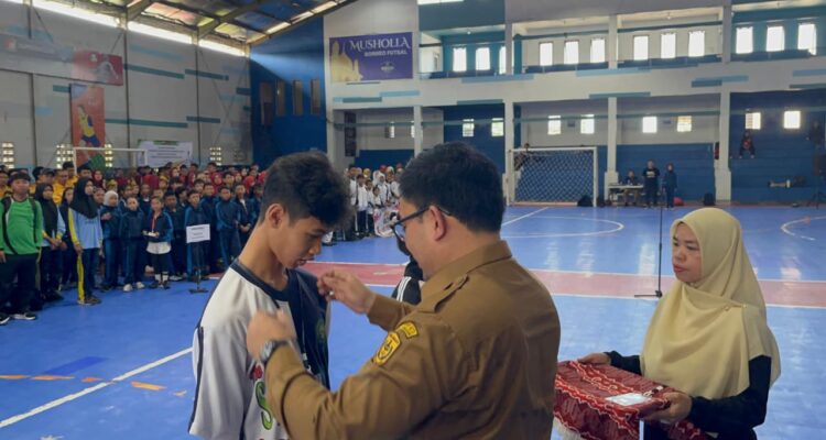Kepala Disdik Banjarmasin, Ryan Utama simbolis Pengalungan Kartu Peserta. Foto-El Muhammad