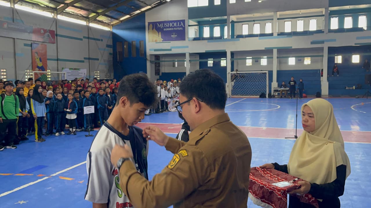 Kepala Disdik Banjarmasin, Ryan Utama simbolis Pengalungan Kartu Peserta. Foto-El Muhammad