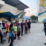 Ketua FPTI Banjarmasin, Ahmad Zazuli memberikan arahan kepada Puluhan anak usia dini yang mengikuti latihan perdana panjat tebing yang digelar Federasi Panjat Tebing Indonesia (FPTI) Kota Banjarmasin. Foto-El Muhammad