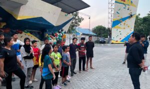 Ketua FPTI Banjarmasin, Ahmad Zazuli memberikan arahan kepada Puluhan anak usia dini yang mengikuti latihan perdana panjat tebing yang digelar Federasi Panjat Tebing Indonesia (FPTI) Kota Banjarmasin. Foto-El Muhammad Ketua FPTI Banjarmasin, Ahmad Zazuli memberikan arahan kepada Puluhan anak usia dini yang mengikuti latihan perdana panjat tebing yang digelar Federasi Panjat Tebing Indonesia (FPTI) Kota Banjarmasin. Foto-El Muhammad
