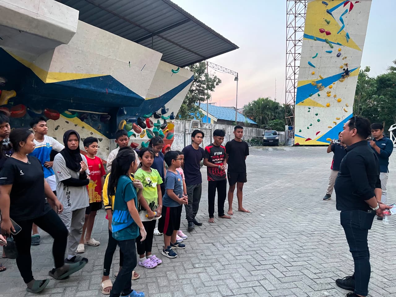 Ketua FPTI Banjarmasin, Ahmad Zazuli memberikan arahan kepada Puluhan anak usia dini yang mengikuti latihan perdana panjat tebing yang digelar Federasi Panjat Tebing Indonesia (FPTI) Kota Banjarmasin. Foto-El Muhammad