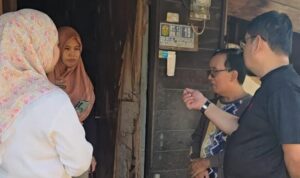DPRKP Banjarmasin melakukan peninjauan rumah pasangan suami istri Junaidi dan Rusnah. Foto-El Muhammad DPRKP Banjarmasin melakukan peninjauan rumah pasangan suami istri Junaidi dan Rusnah. Foto-El Muhammad