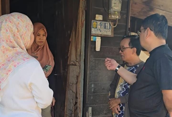 DPRKP Banjarmasin melakukan peninjauan rumah pasangan suami istri Junaidi dan Rusnah. Foto-El Muhammad