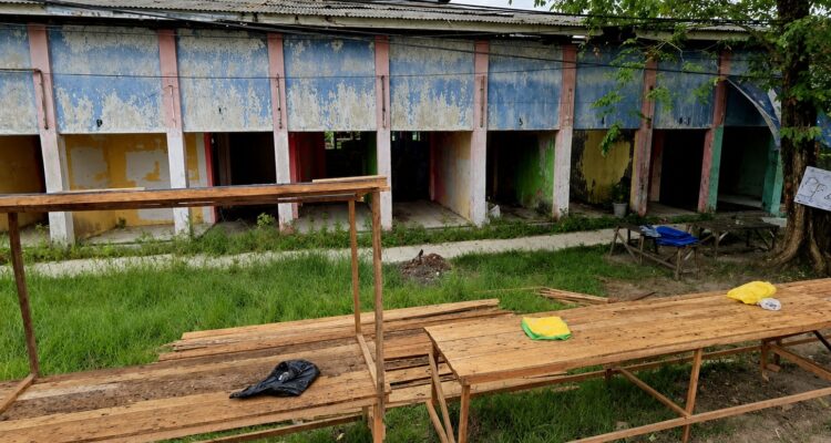 Deretan bangunan ruko yang telah lama terbengkalai di kawasan Jalan HKSN, tepatnya di Jalan AMD, Komplek Perumahan Pemprov Kalimantan Selatan. Foto-El Muhammad