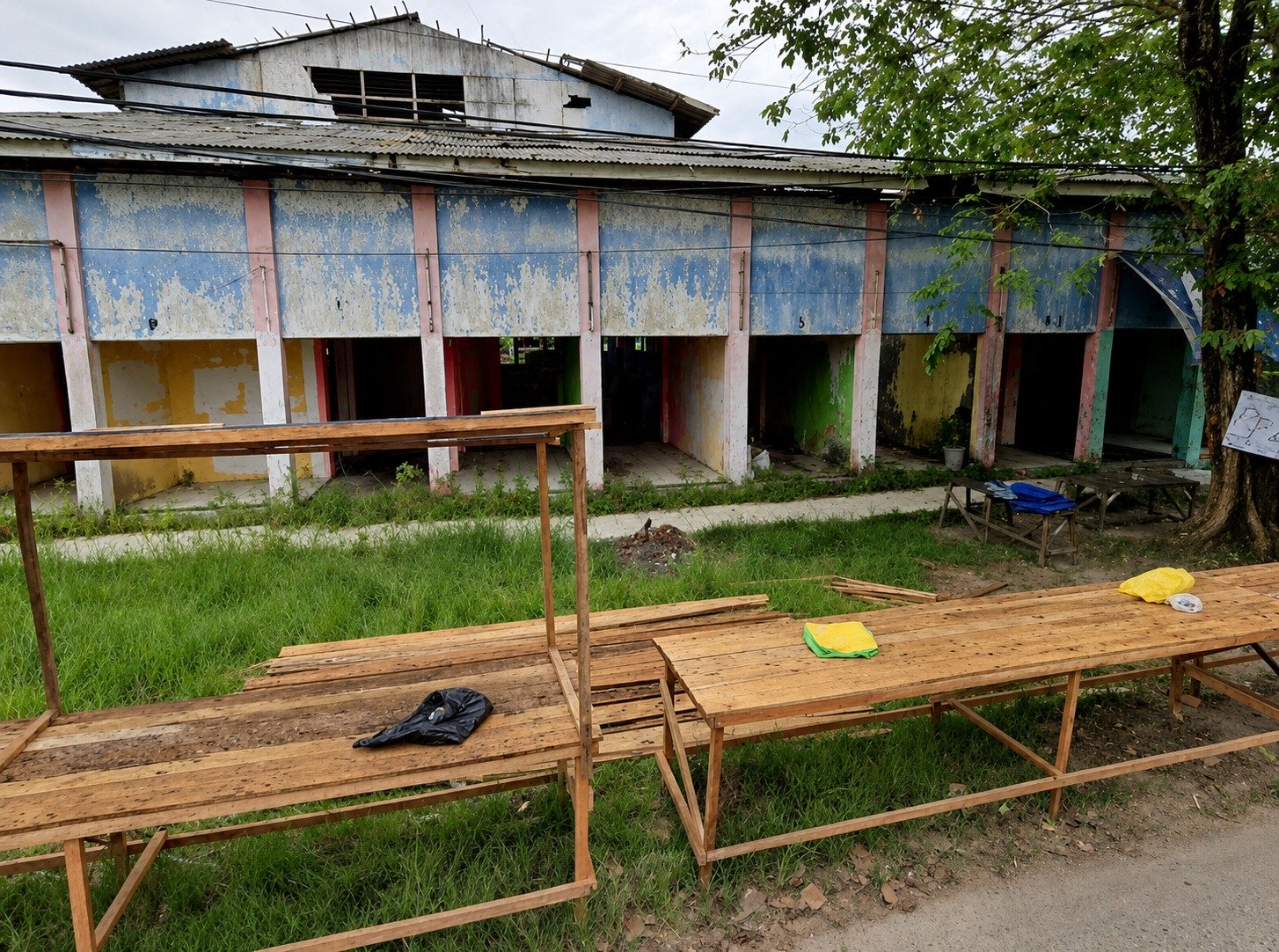 Deretan bangunan ruko yang telah lama terbengkalai di kawasan Jalan HKSN, tepatnya di Jalan AMD, Komplek Perumahan Pemprov Kalimantan Selatan. Foto-El Muhammad