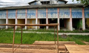 Deretan kios yang bertahun-tahun terbengkalai di kawasan Jalan HKSN, tepatnya di Jalan AMD, Komplek Perumahan Pemprov Kalimantan Selatan. Foto-El Muhammad