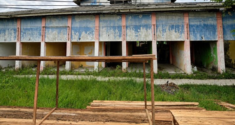 Deretan kios yang bertahun-tahun terbengkalai di kawasan Jalan HKSN, tepatnya di Jalan AMD, Komplek Perumahan Pemprov Kalimantan Selatan. Foto-El Muhammad