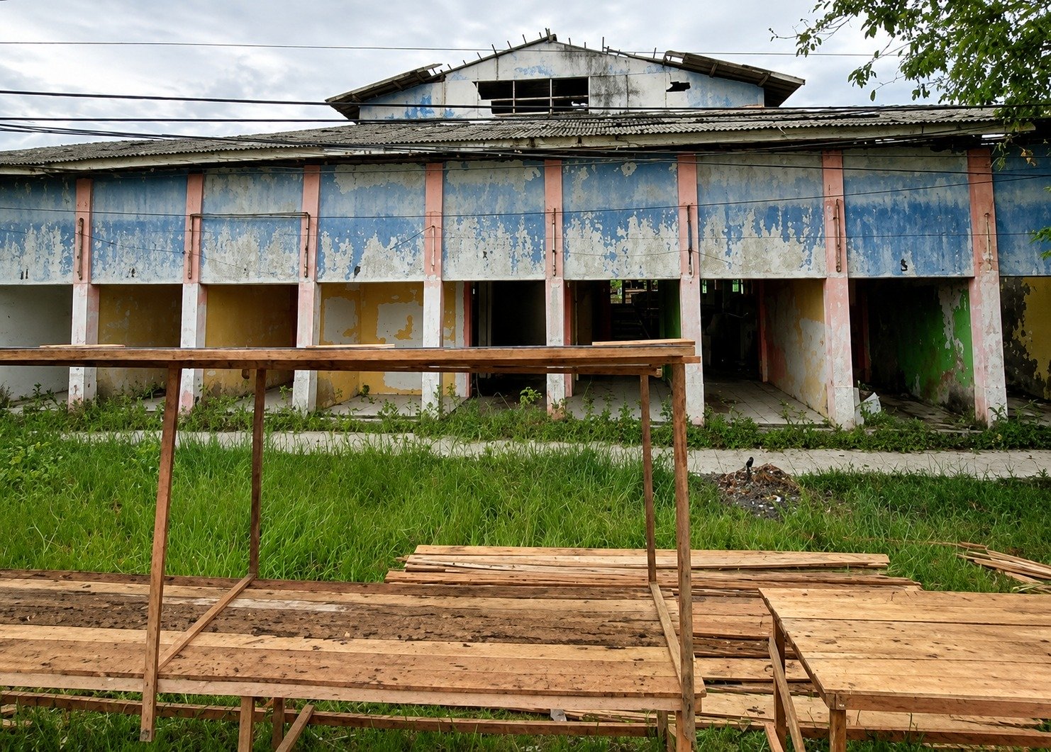 Deretan kios yang bertahun-tahun terbengkalai di kawasan Jalan HKSN, tepatnya di Jalan AMD, Komplek Perumahan Pemprov Kalimantan Selatan. Foto-El Muhammad
