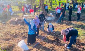 ASN Pemko Banjarmasin bersama dan masyarakat menggelar aksi gotong royong Pulau Insan. Foto-El Muhammad