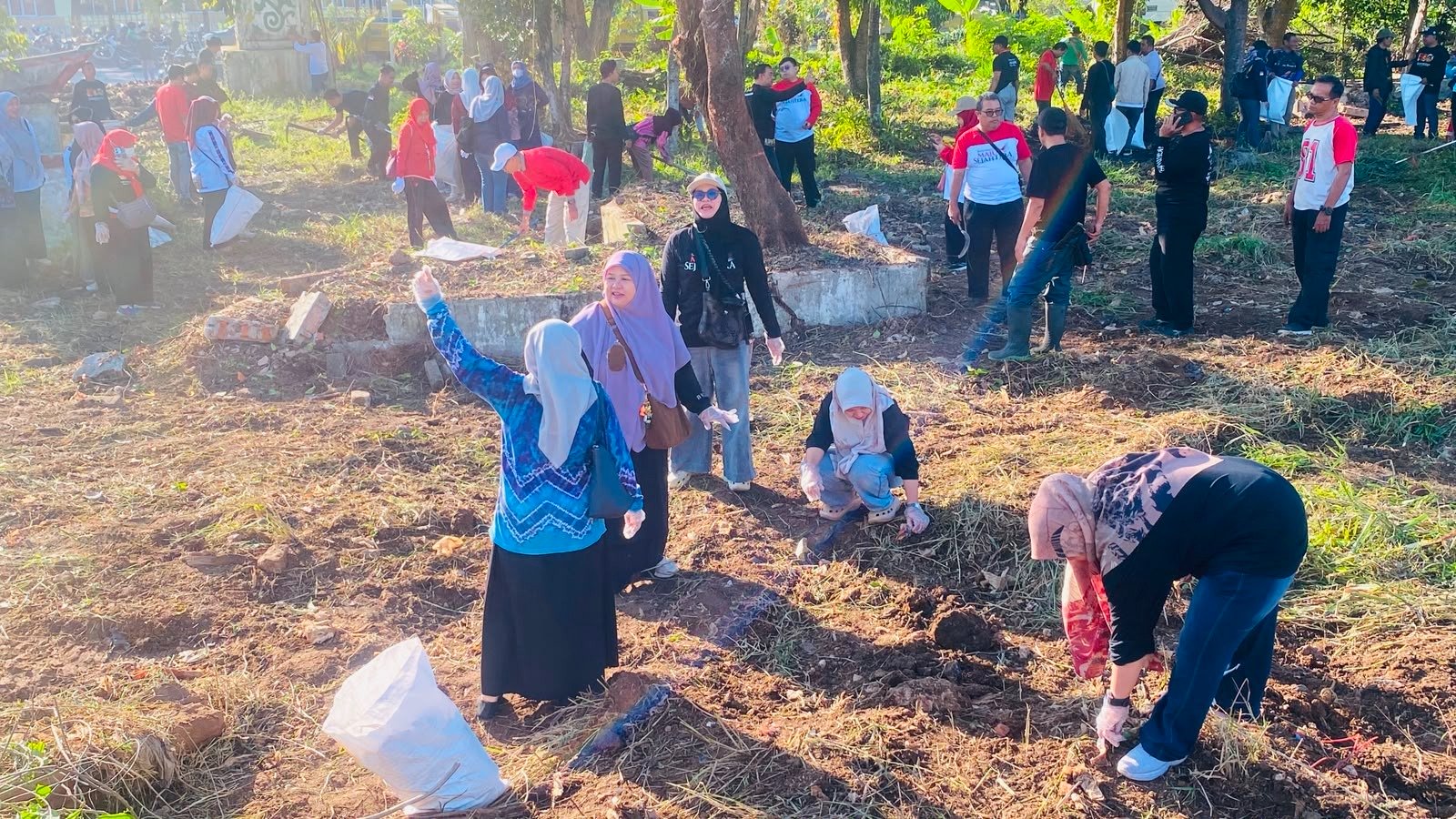 ASN Pemko Banjarmasin bersama dan masyarakat menggelar aksi gotong royong Pulau Insan. Foto-El Muhammad