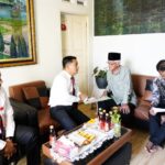 Wali Kota Banjarmasin, H. M. Yamin HR, mendatangi kediaman seniman Misbach Tamrin. Foto-El Muhammad