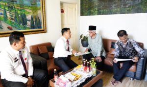Wali Kota Banjarmasin, H. M. Yamin HR, mendatangi kediaman seniman Misbach Tamrin. Foto-El Muhammad Wali Kota Banjarmasin, H. M. Yamin HR, mendatangi kediaman seniman Misbach Tamrin. Foto-El Muhammad