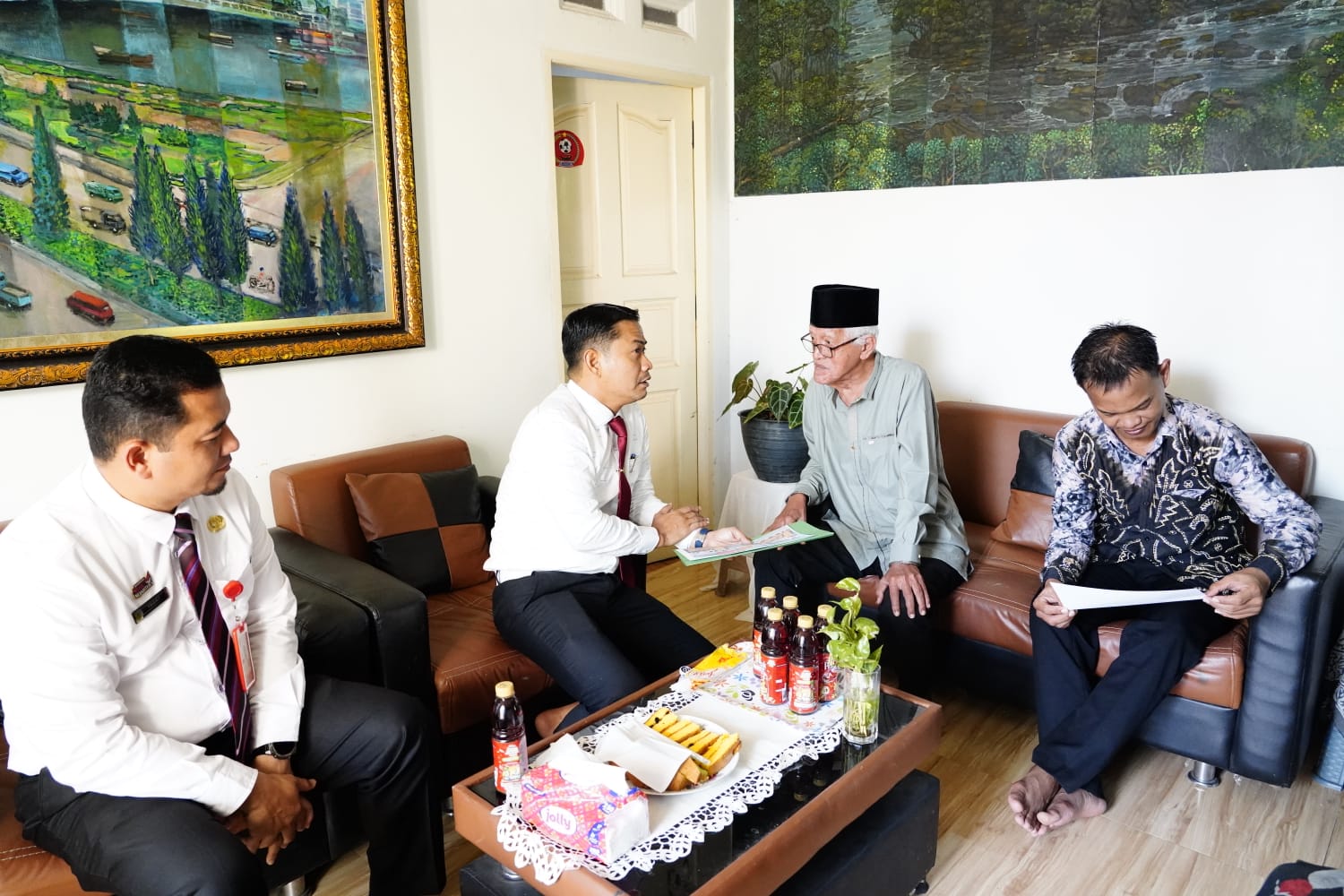 Wali Kota Banjarmasin, H. M. Yamin HR, mendatangi kediaman seniman Misbach Tamrin. Foto-El Muhammad